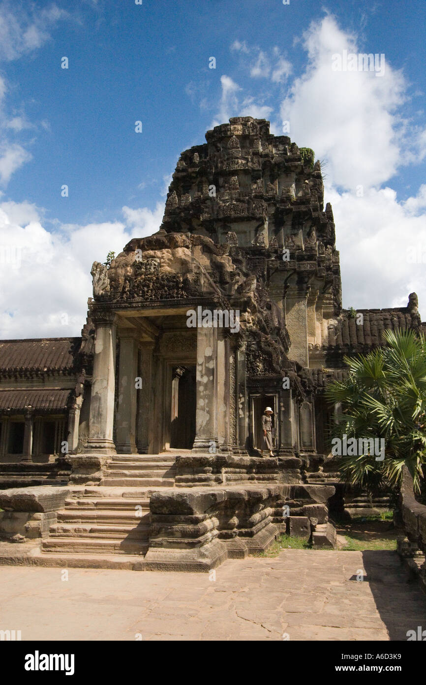 Eintritt in Angkor Wat mit Nagas schlängelt sich der führende Beispiel für klassische Kymer Bau Kambodscha Stockfoto