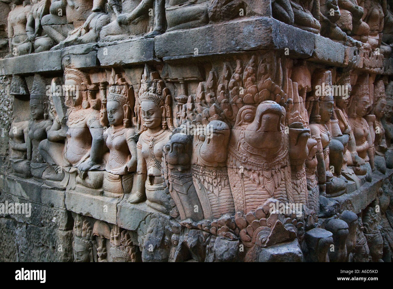 Bas Sandsteinrelief des männlichen Figuren gesagt & Nagas auf der Terrasse der Aussätzige König von Angkor Thom Angkor Wat Siem Reap Kambodscha Stockfoto