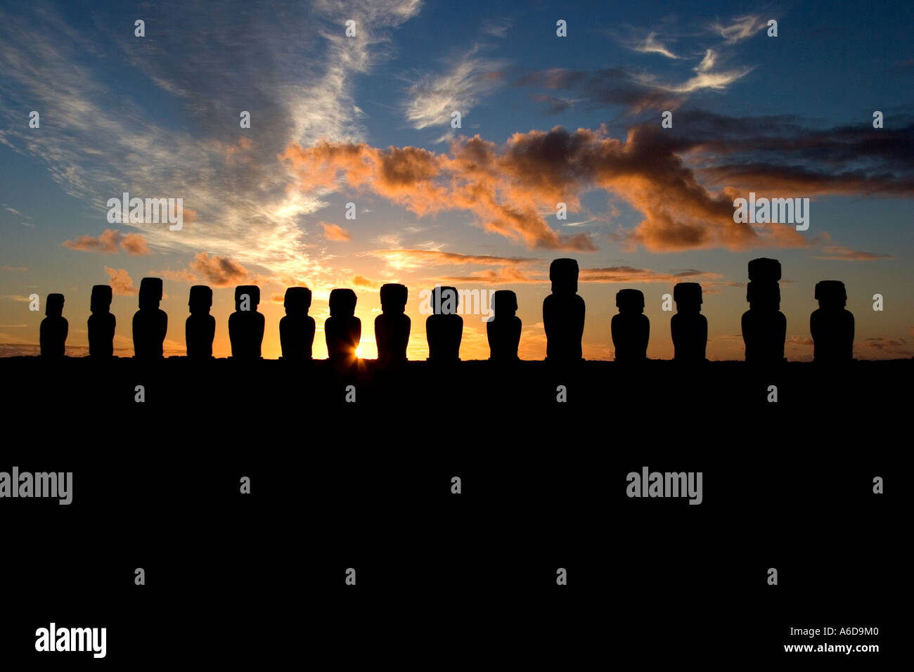 Ahu Tongariki, am südlichen Küste der Osterinsel, Rapa Nui, Südsee, Polynesien, Tongariki in der Morgendämmerung, Sonnenaufgang Stockfoto