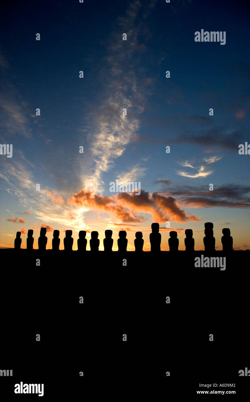 Ahu Tongariki, am südlichen Küste der Osterinsel, Rapa Nui, Südsee, Polynesien, Tongariki in der Morgendämmerung, Sonnenaufgang Stockfoto
