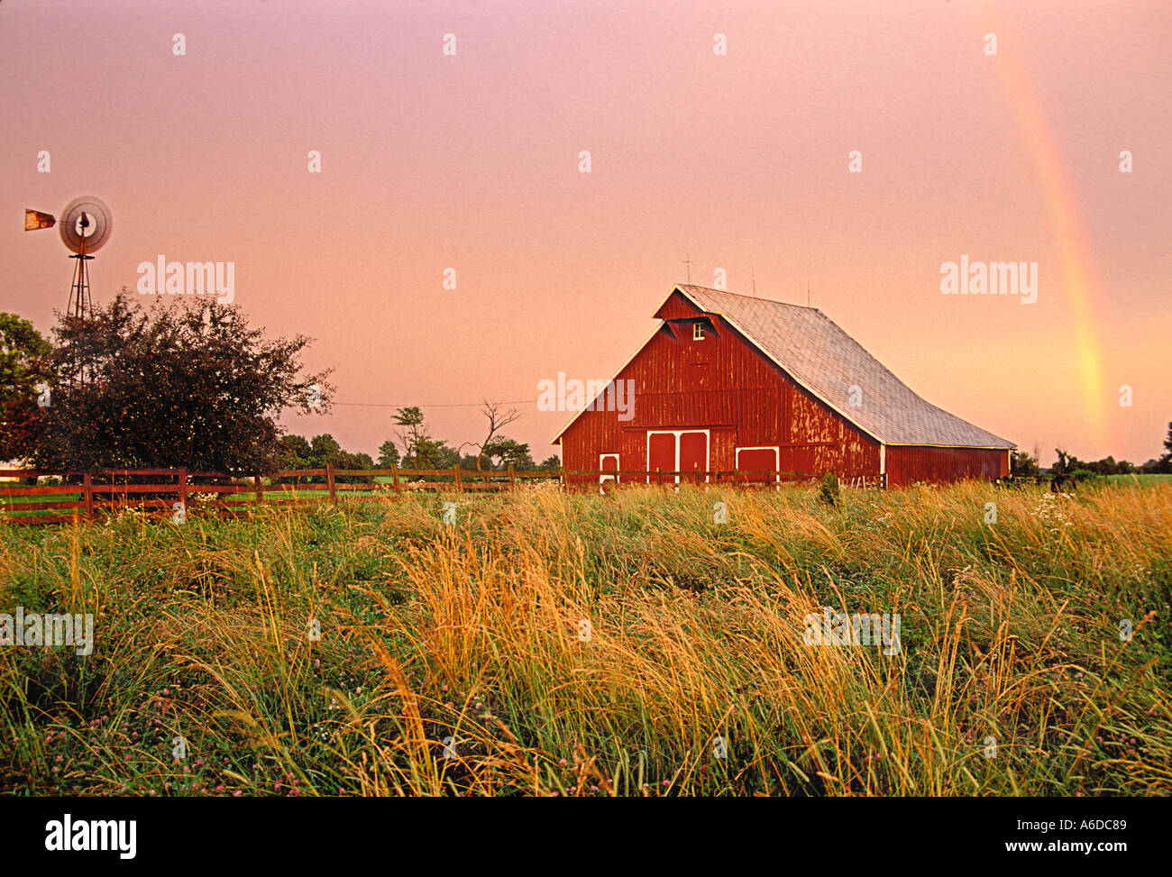 Rote Scheune und Hof-Szene in West Central Indiana Stockfoto