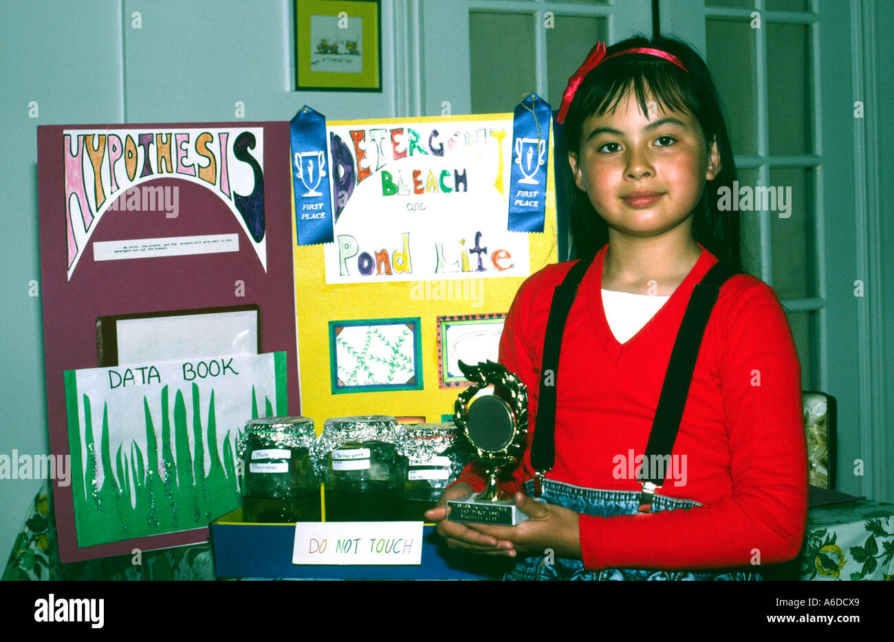 3. Klasse 9 Jahre alte Mädchen Grundschule erster Platz Wissenschaftsmesse Gewinner Stockfoto