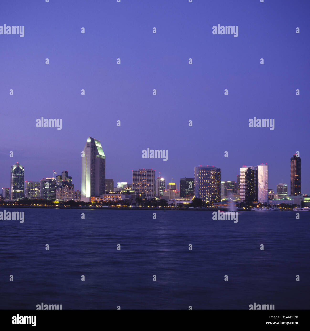Abenddämmerung Blick auf San Diego mit Citylights von Coronado Island südlichen Kalifornien Vereinigte Staaten von Amerika U S A 2003 Stockfoto