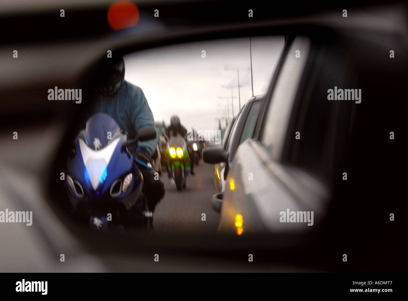 MOTORRÄDER ZU KRIECHEN, ZWISCHEN DEN ZEILEN DES AUTOS IM STAU NACH EINER POLIZEI-ZWISCHENFALL AUF DER M6 NÖRDLICH VON BIRMINGHAM UK Stockfoto