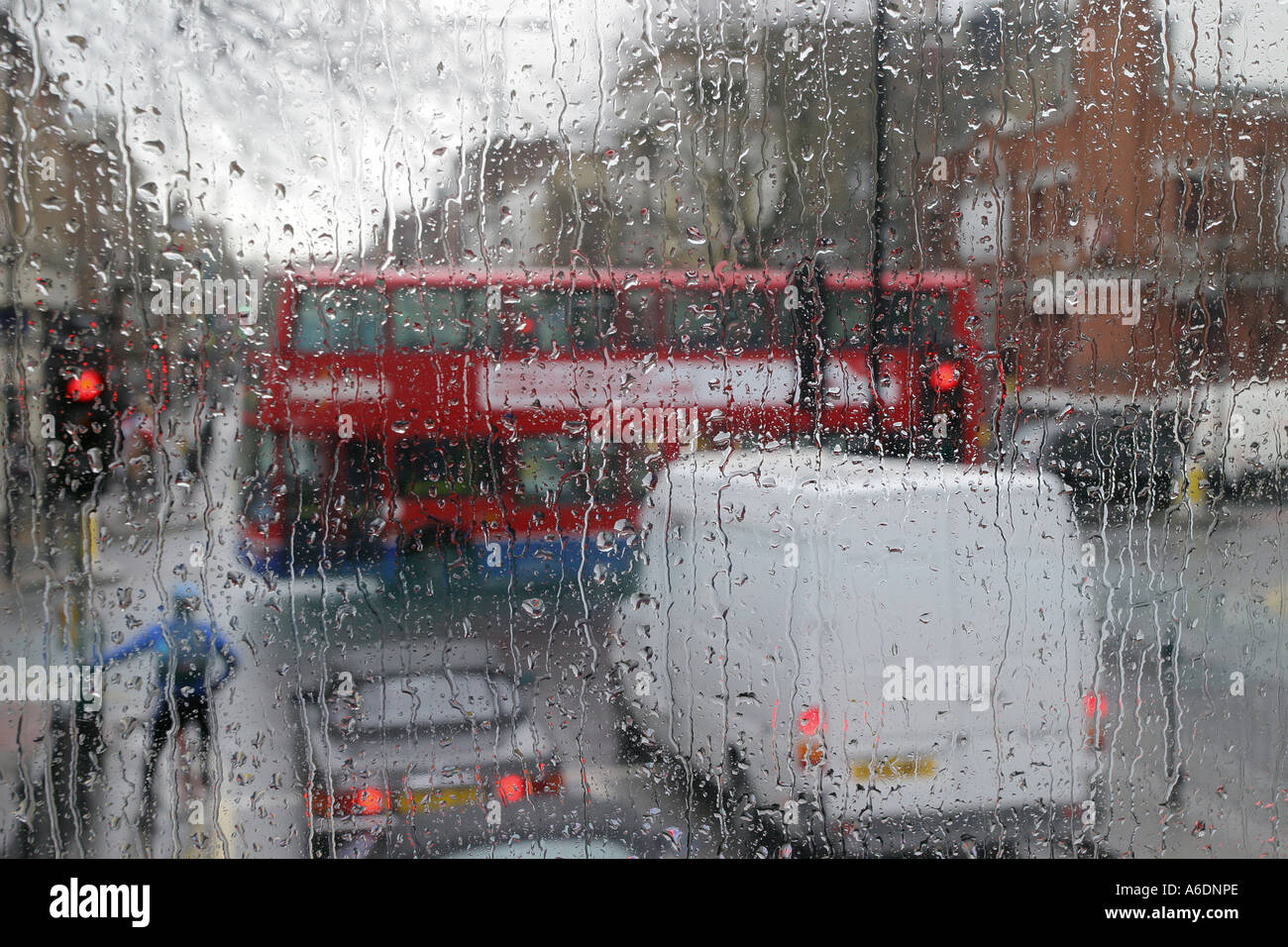 Verkehr durch einen regen fegte Busfenster, Essex Road, London, UK, März 2006 gesehen. Stockfoto