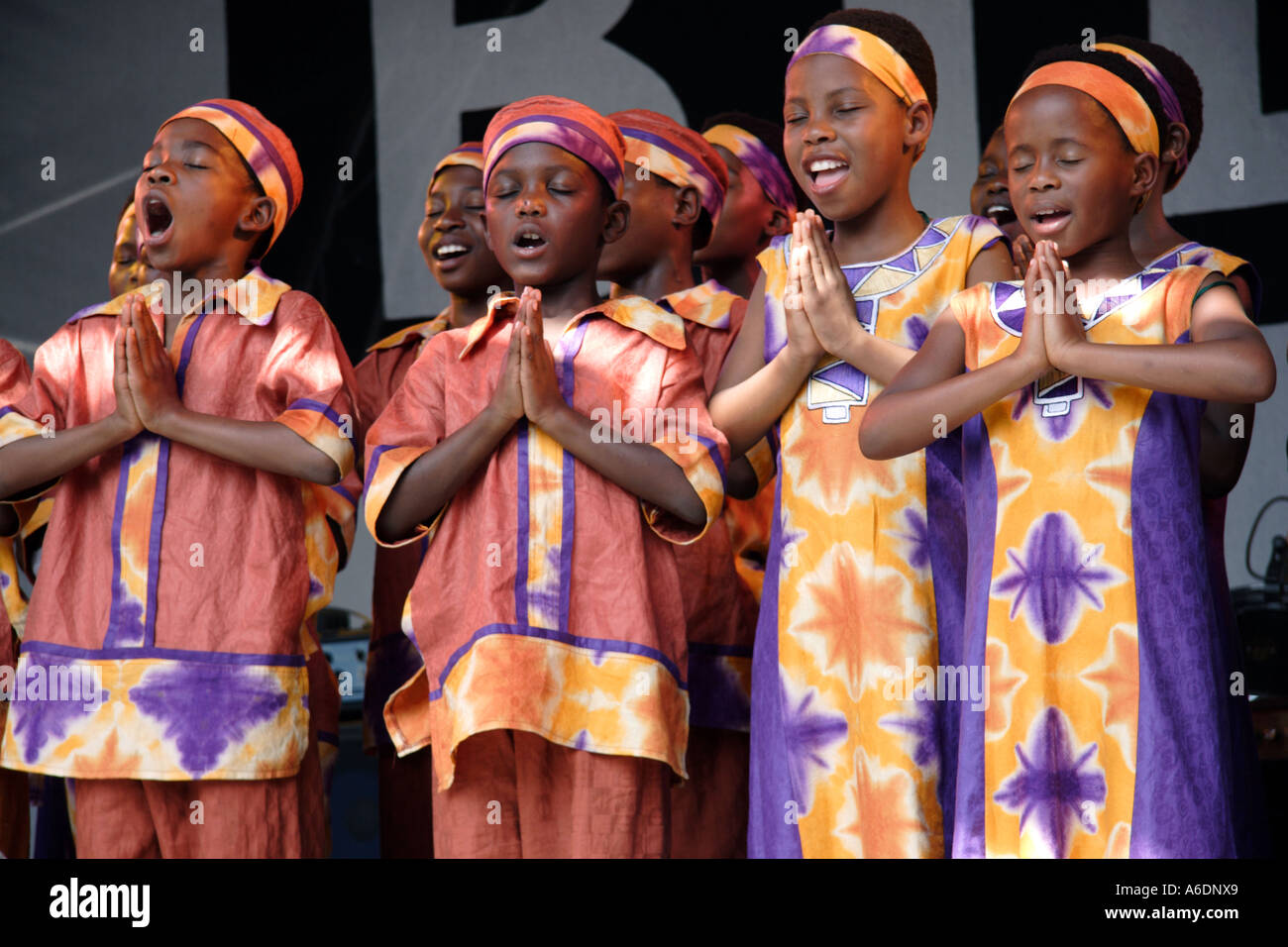 Afrikanischer Kinderchor tritt beim BBC Africa Concert im British Museum, London, Großbritannien, auf Stockfoto