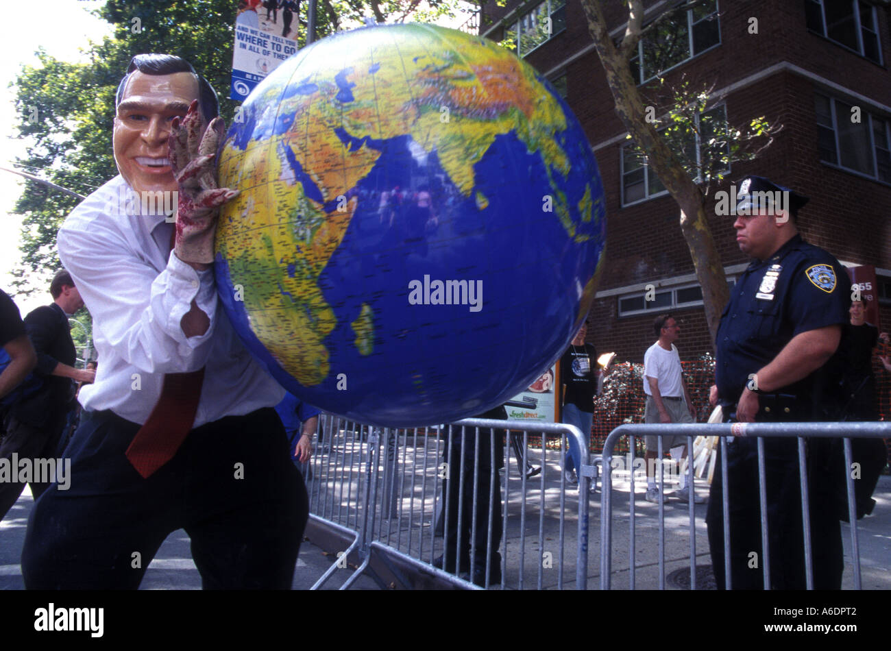 Ein Demonstrator mit George Bush Maske während ein Anti Krieg-Demonstration in New York im Jahr 2004 Stockfoto