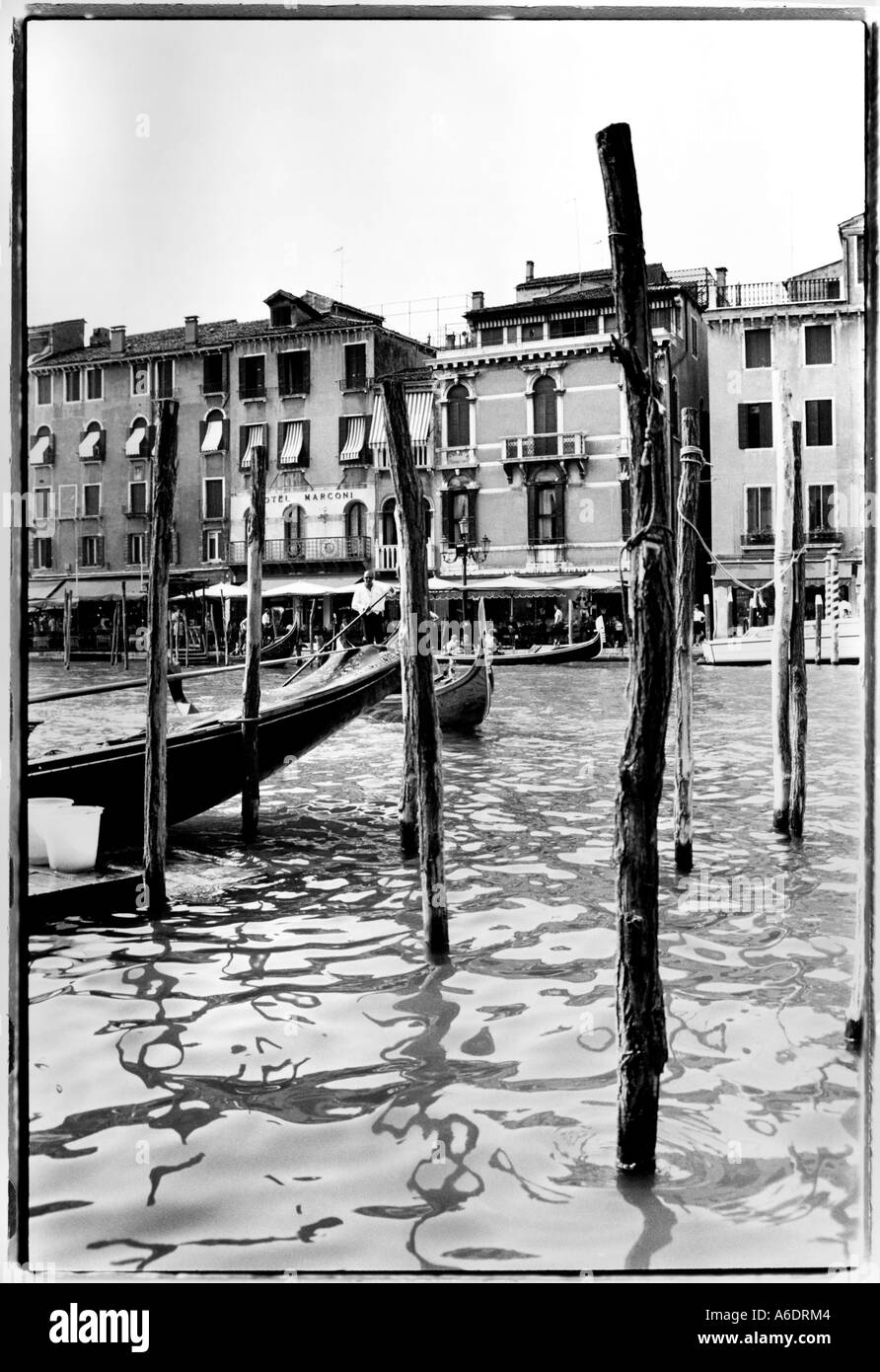 Venedig Gondel Schwarz Wei Schwarzwei-Stockfotos Und -bilder - Alamy