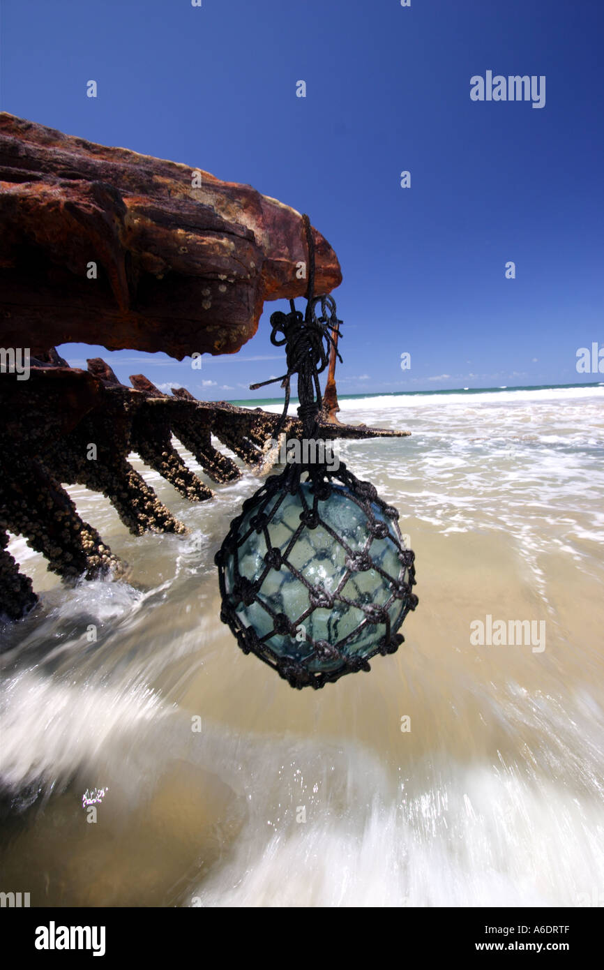 GLAS FLOAT UND SCHIFFBRUCH SUNSHINE COAST QUEENSLAND AUSTRALIEN VERTIKALE BAPDB5801 Stockfoto