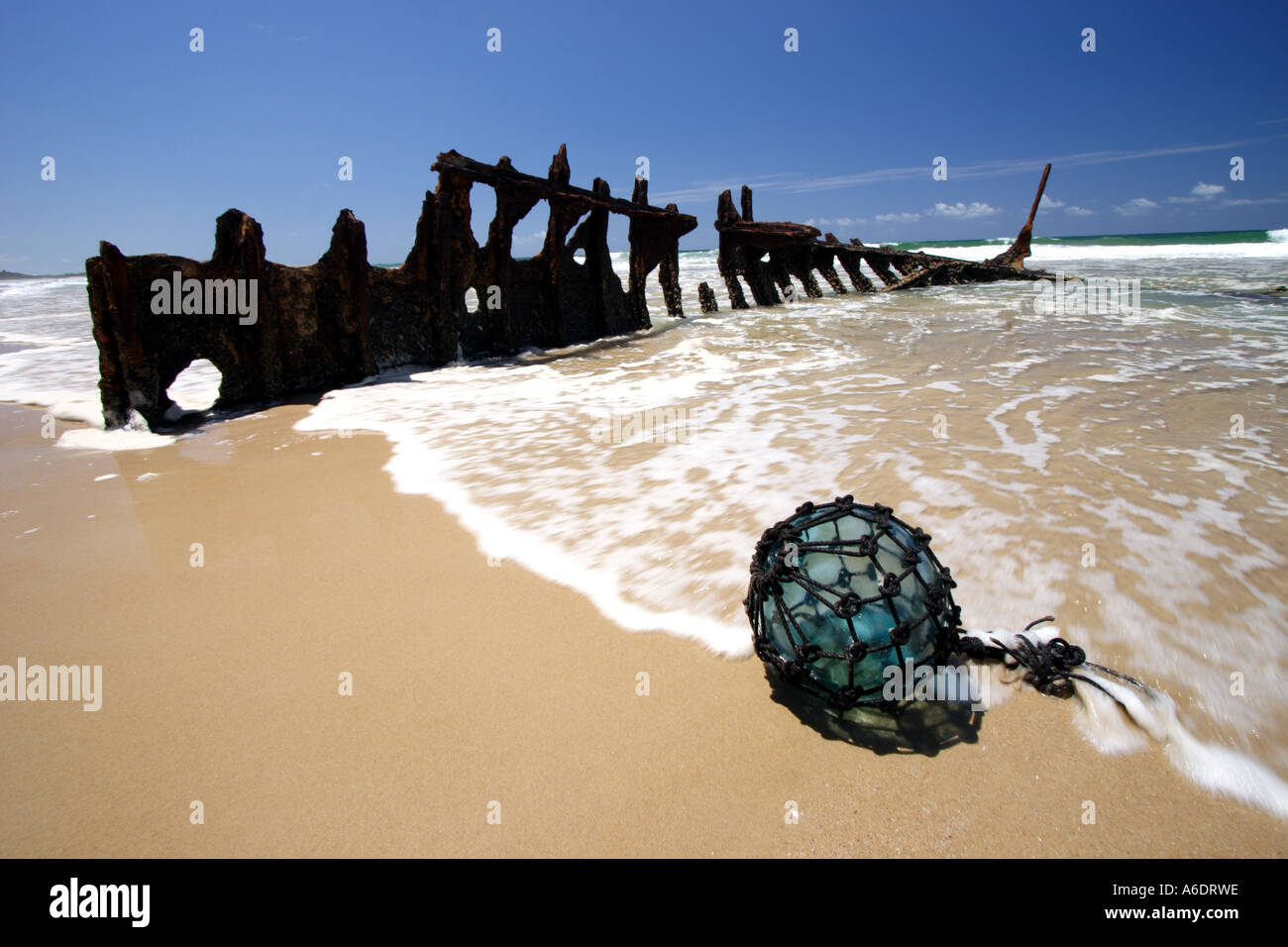 GLAS FLOAT UND WRACK DER SS DICKY QUEENSLAND AUSTRALIEN HORIZONTALE BAPDB5809 Stockfoto