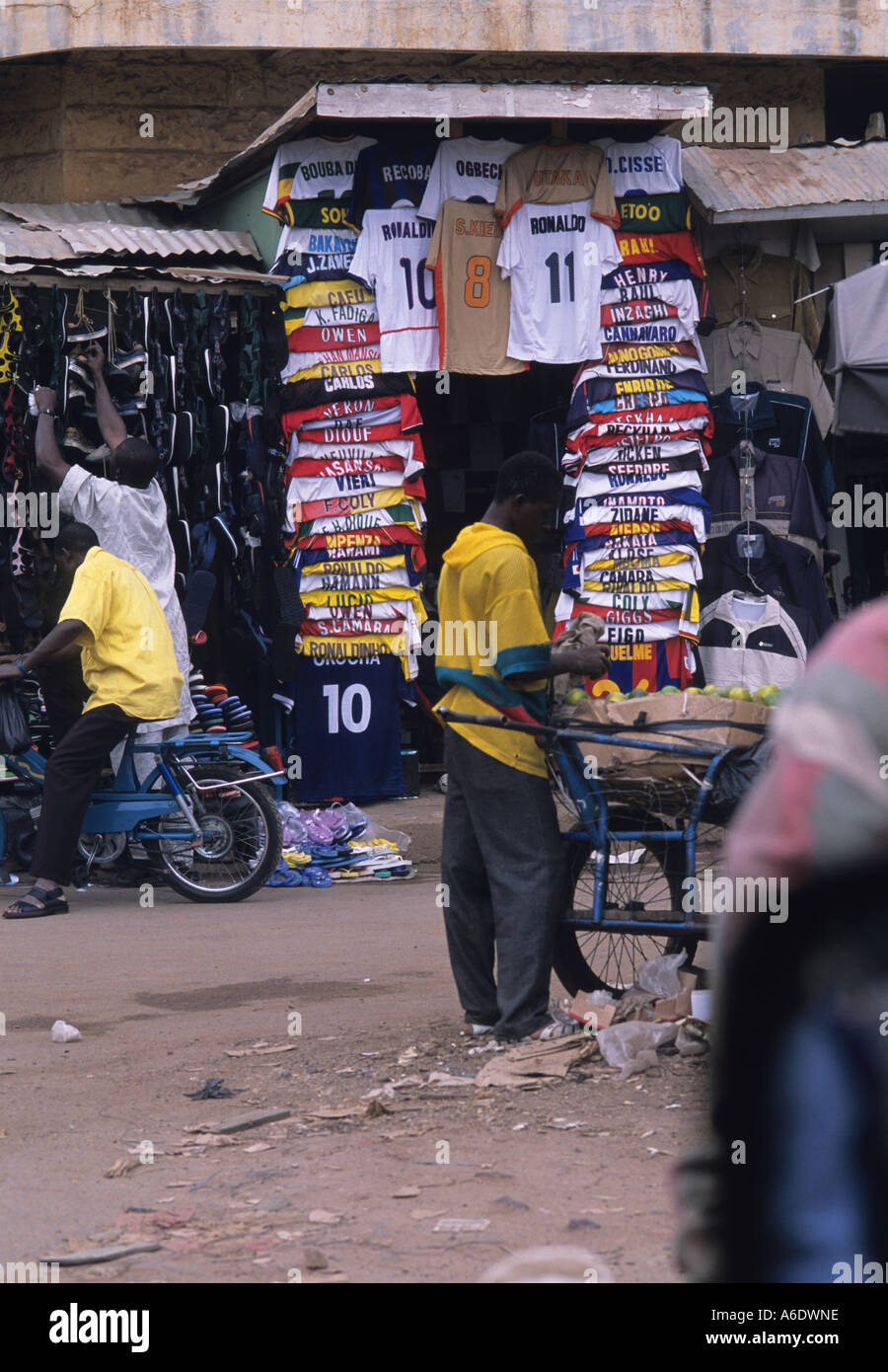 Gefälschte Fußball-t-Shirts zum Verkauf in Bamako, Mali Stockfoto