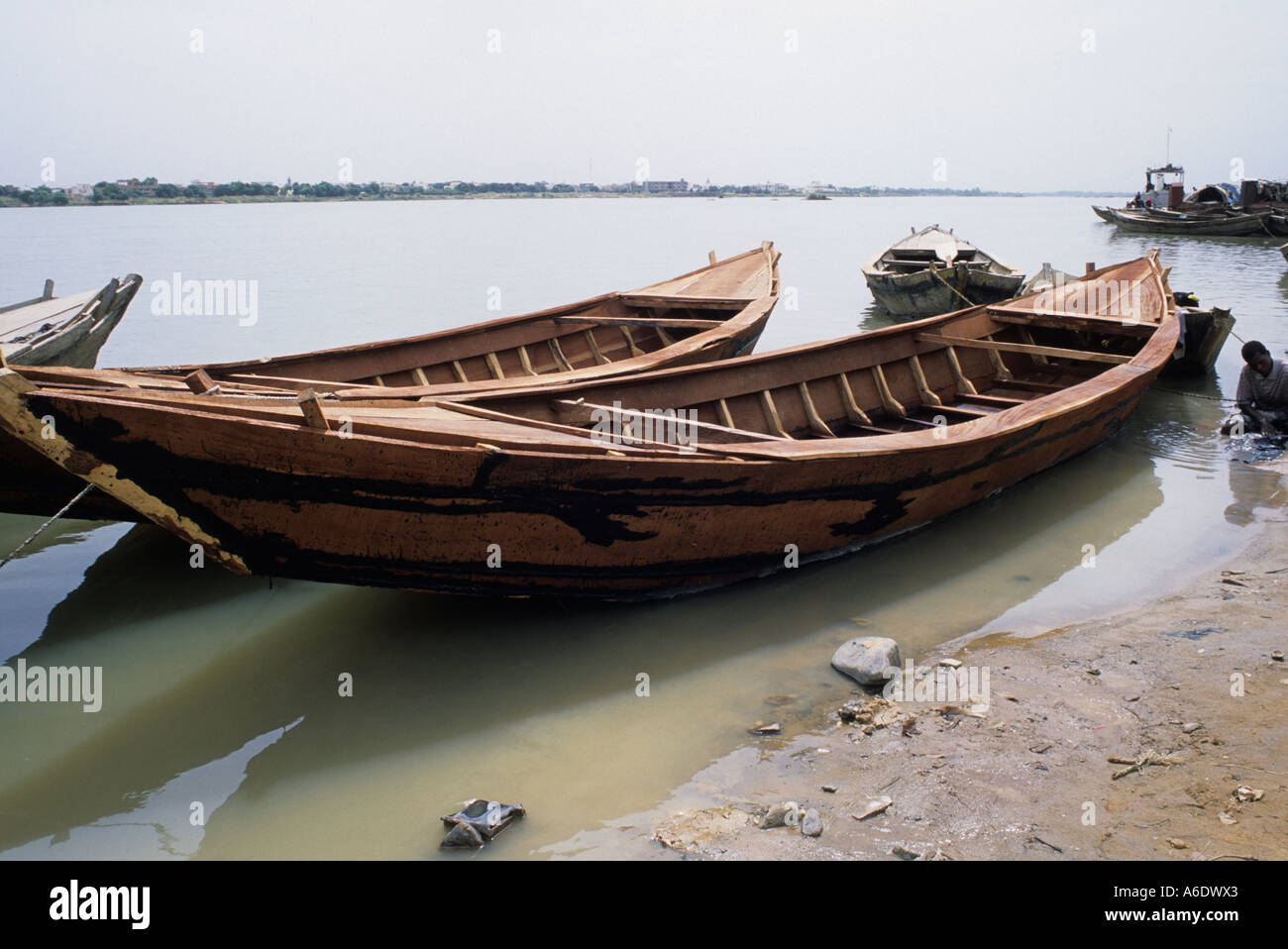 Bootsbauer an den Ufern des Flusses Niger in Bamako, Mali Stockfoto