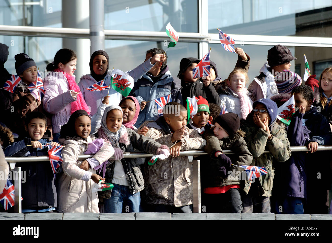 Grundschule Kinder Welle Fahnen bei der Eröffnung der Senedd Nationalversammlung für Wales Cardiff Bay South Wales UK Stockfoto