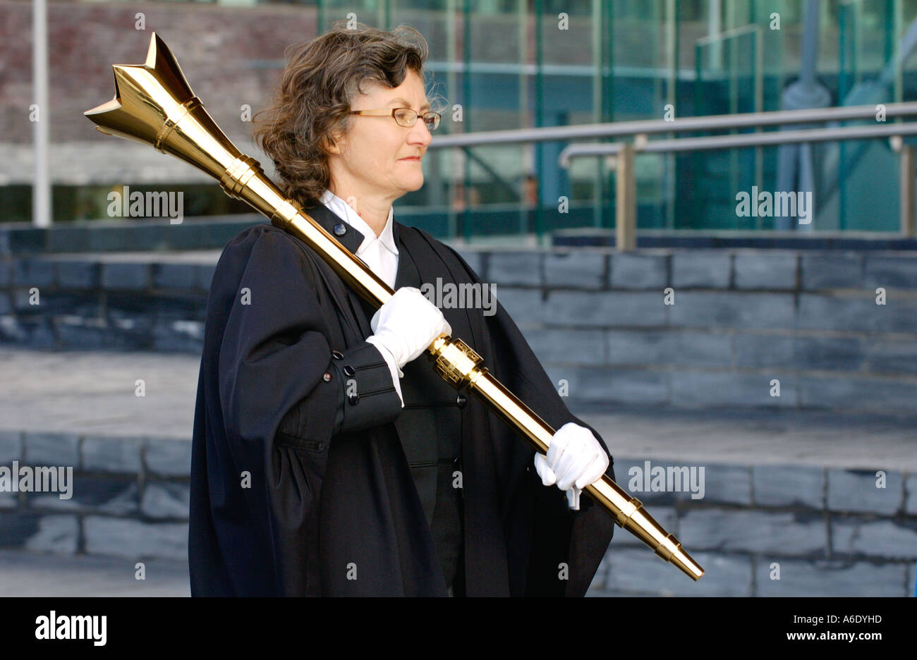 Die neuen zeremoniellen Streitkolben Ankunft bei der Eröffnung der Senedd Nationalversammlung für Wales Cardiff Bay South Wales UK Stockfoto