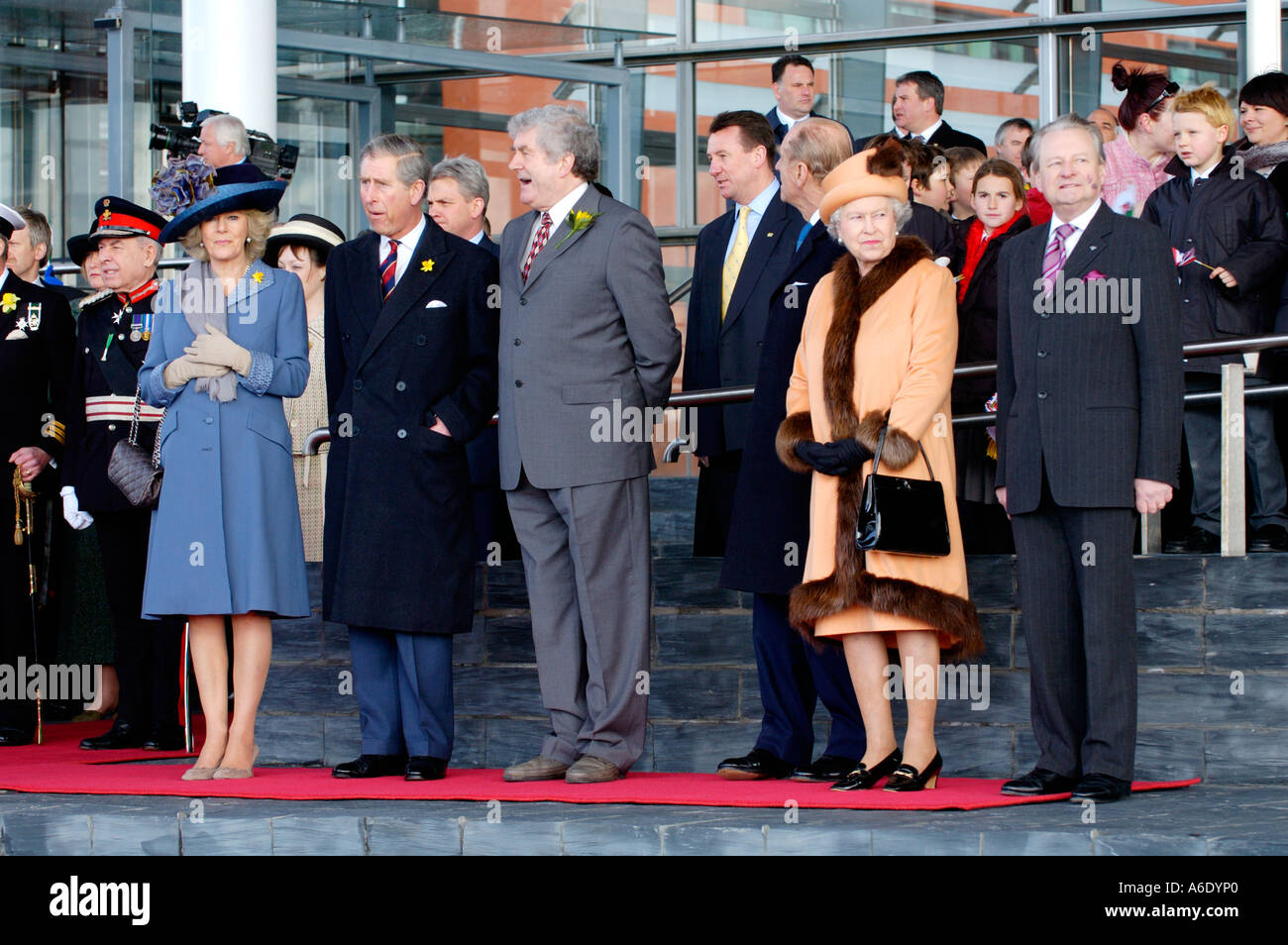 Königin Elizabeth II. bei der Eröffnung der Senedd Nationalversammlung für Wales Cardiff Bay South Wales UK Stockfoto