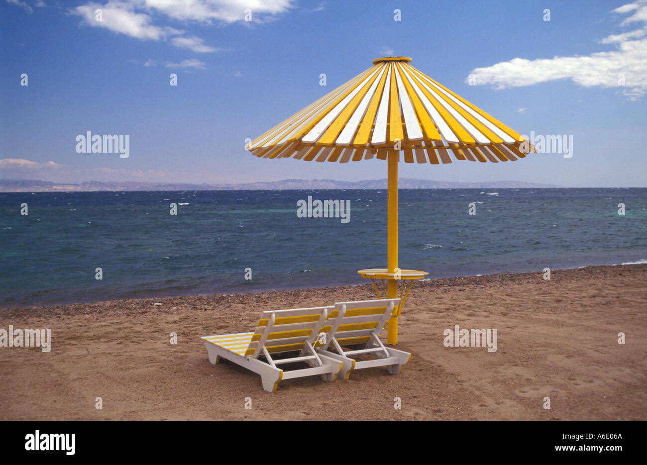 Verlassene Strandliege und Sonnenschirm (Ägypten Stockfotografie - Alamy