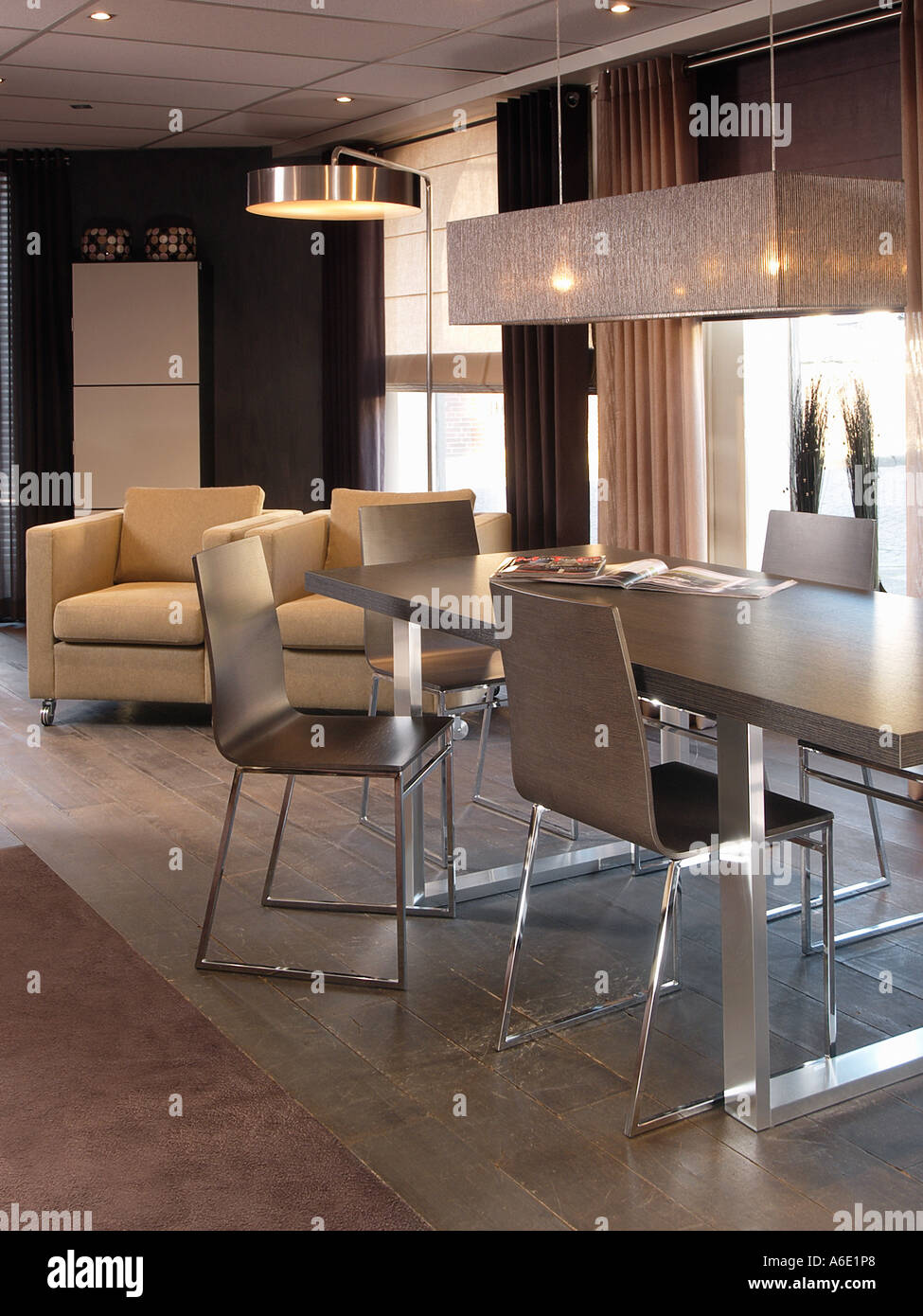 Moderne Zeitgenossische Inneneinrichtung In Braun Beige Und Lila Farben Mit Fussboden Aus Holz Und Teppich Kombiniert Stockfotografie Alamy