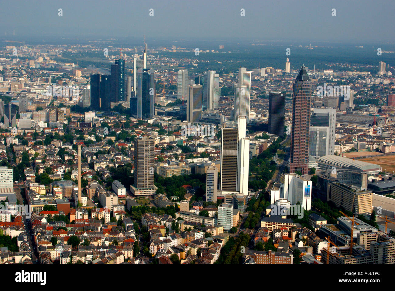 DEU, Deutschland Skyiline Frankfurt aus der Luft des Westens, in den Vordergrund Messeturm, Marrott hotel Stockfoto