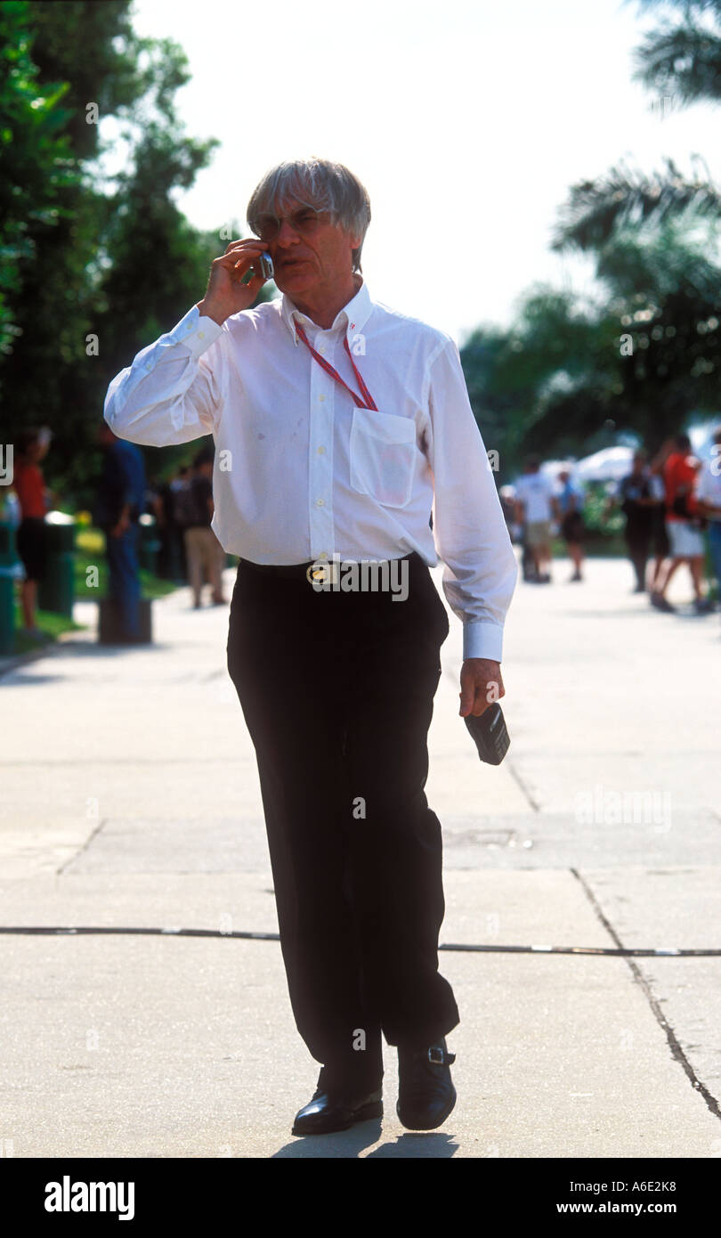 Formel 1-Boss Bernie Ecclestone auf Handy Stockfoto