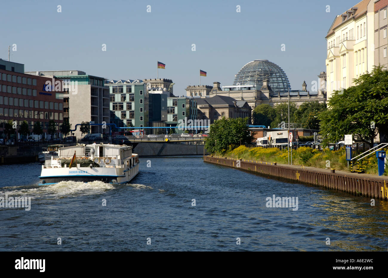 Boot für eine Fahrt auf der Spree durch das Viertel der Regierung, Berlin, Deutschland Stockfoto