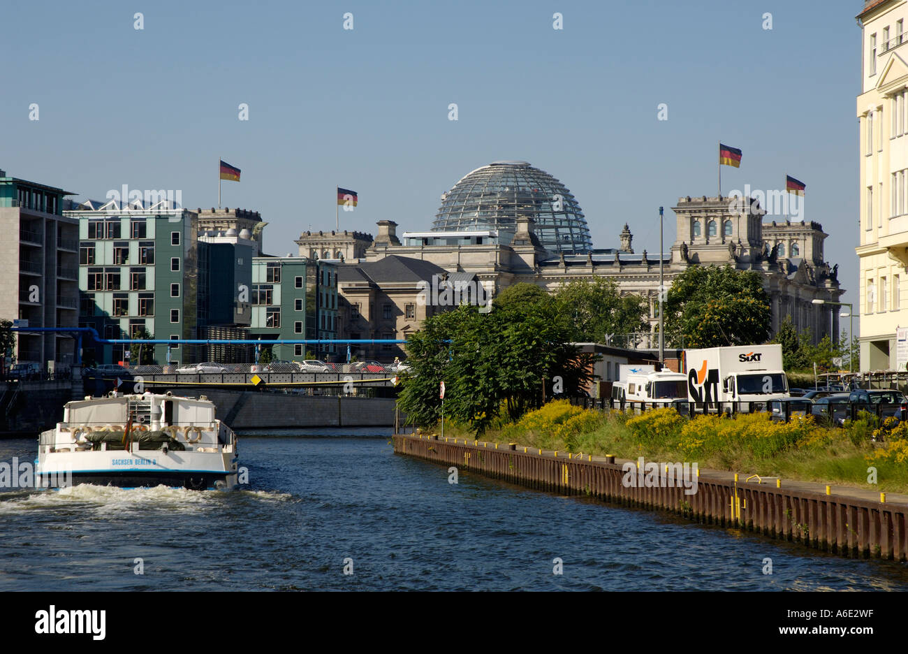 Boot für eine Fahrt auf der Spree durch das Viertel der Regierung, Berlin, Deutschland Stockfoto