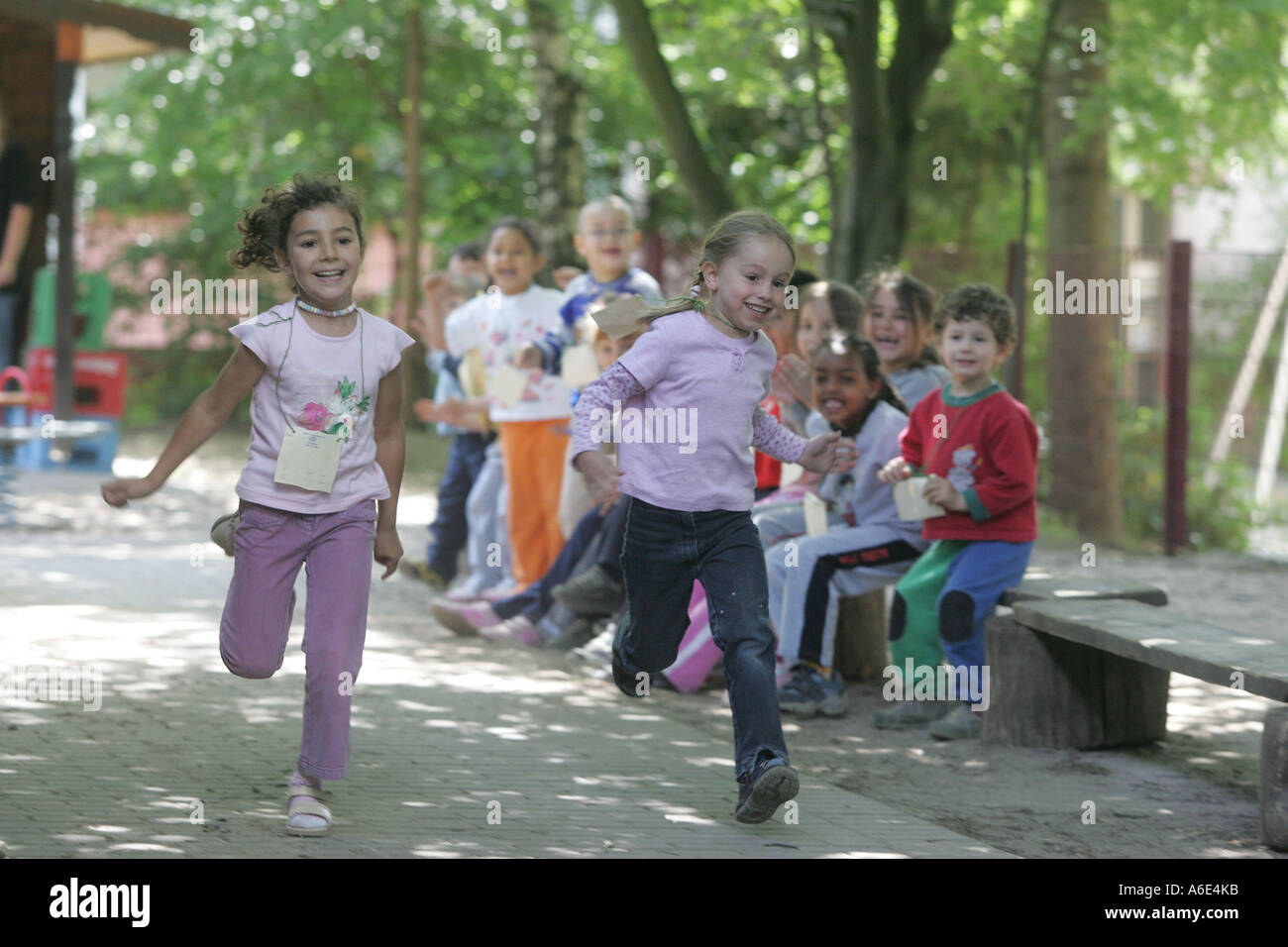 08.06.2005, Viernhein, DEU der Kinder spielen der Stockfoto