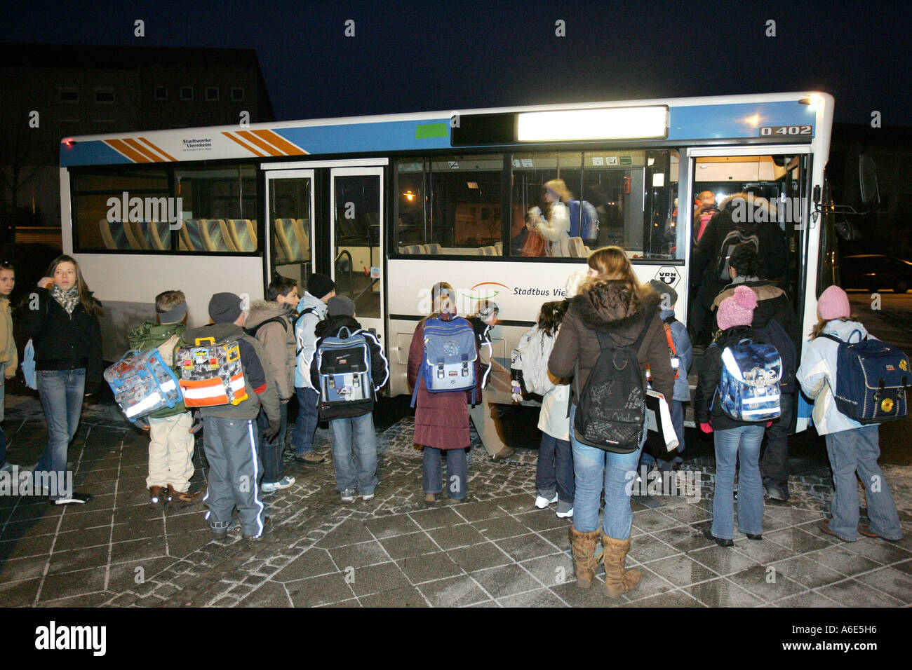 DEU, Bundesrepublik Deutschland, Viernheim, Schülerinnen und Schüler geben Sie ihren Schulbus morgens Stockfoto