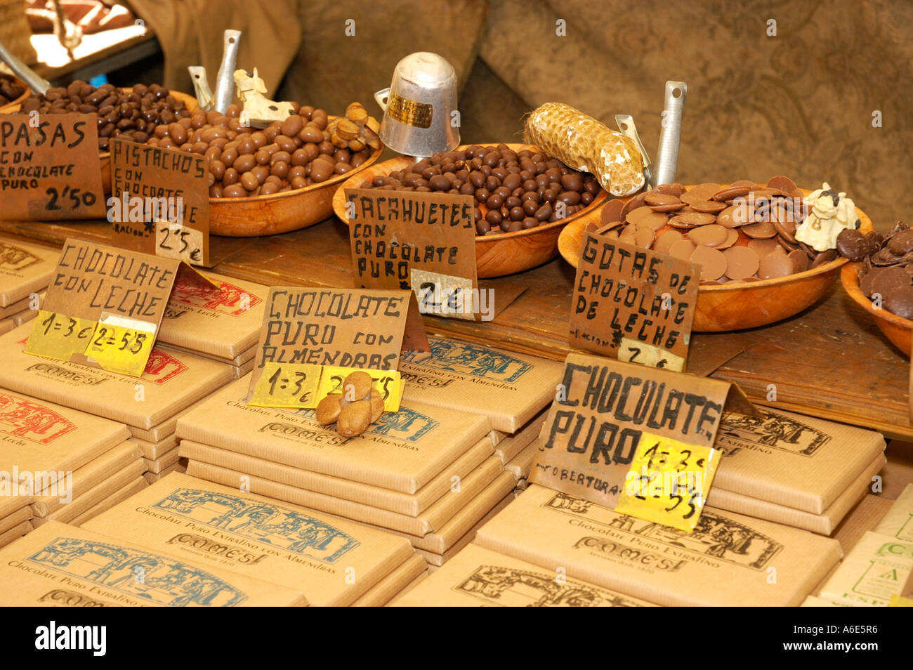 Verschiedene Sorten Schokolade an einem Verkaufsstand, Callosa, Altea, Costa Blanca, Spanien Stockfoto