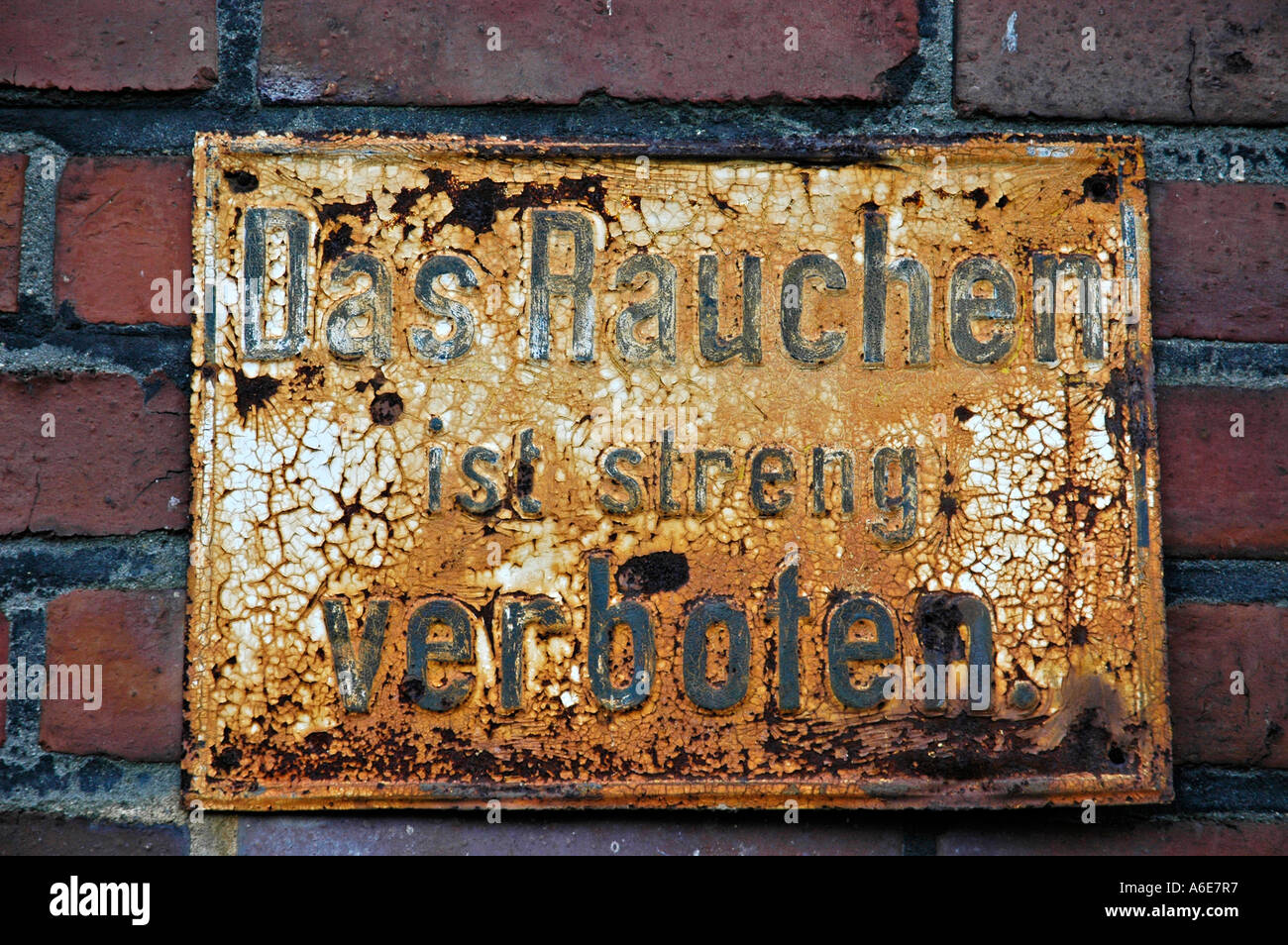 Verwitterte Verbotszeichen auf Lehm Wand, Rauchen, Kokerei Hansa, Westfaeli Industriemuseum Stockfoto