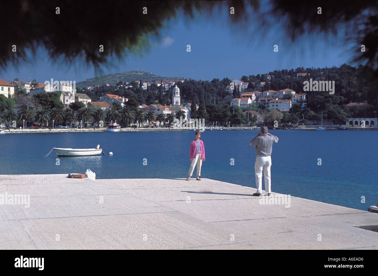 Touristen in Cavtat, einer Stadt im Süden Kroatiens an der Adria Stockfoto