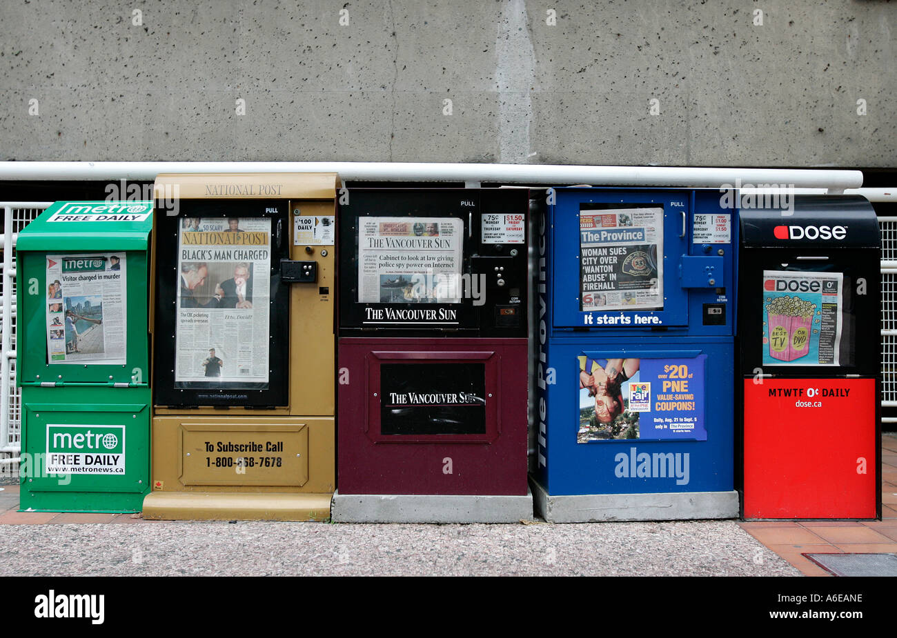 Zeitung-Maschinen mit einer Vielzahl von Canadien Zeitungen in Vancouver, British Columbia, Kanada Stockfoto