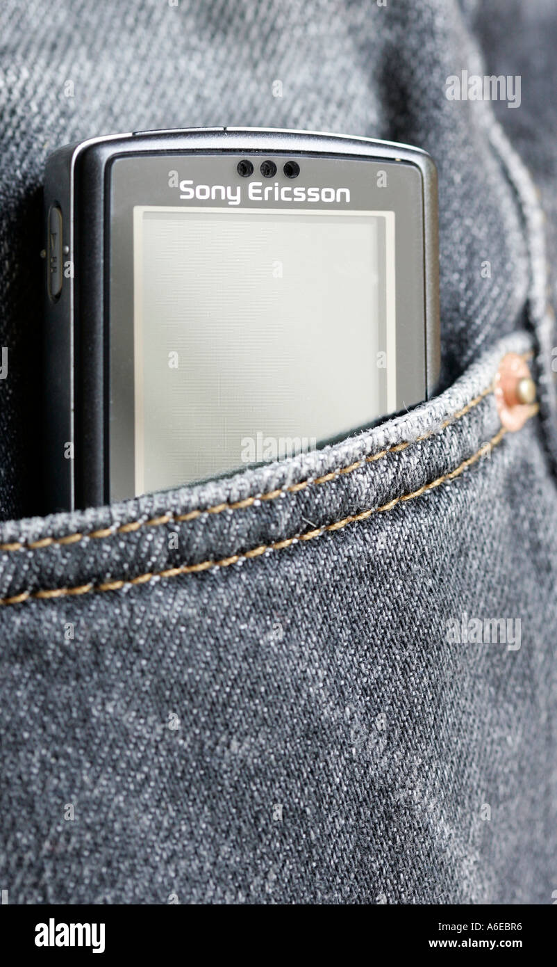 Sony Ericsson Handy in eine Jeans-Hosen-Tasche Stockfoto