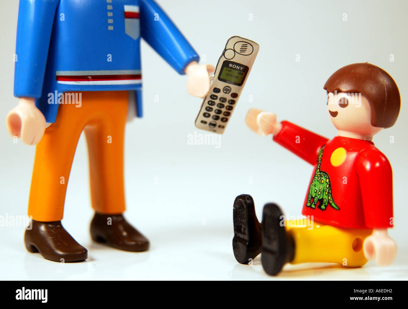 Kindern wird ein Mobiltelefon als Geburtstagsgeschenk Stockfoto