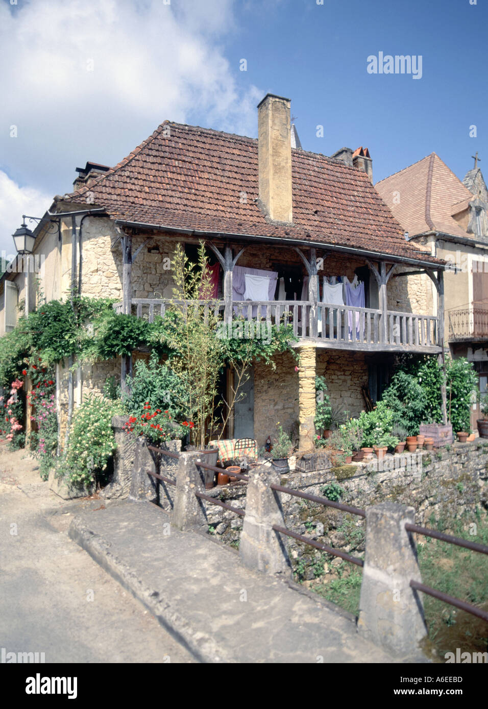 Dorfhaus Pompon in Dordogne Périgord Archiv 2003 Blick auf typisch französische ländliche Straßenszene mit Haus & Garten Holzbalkonstruktur mit Garten Stockfoto