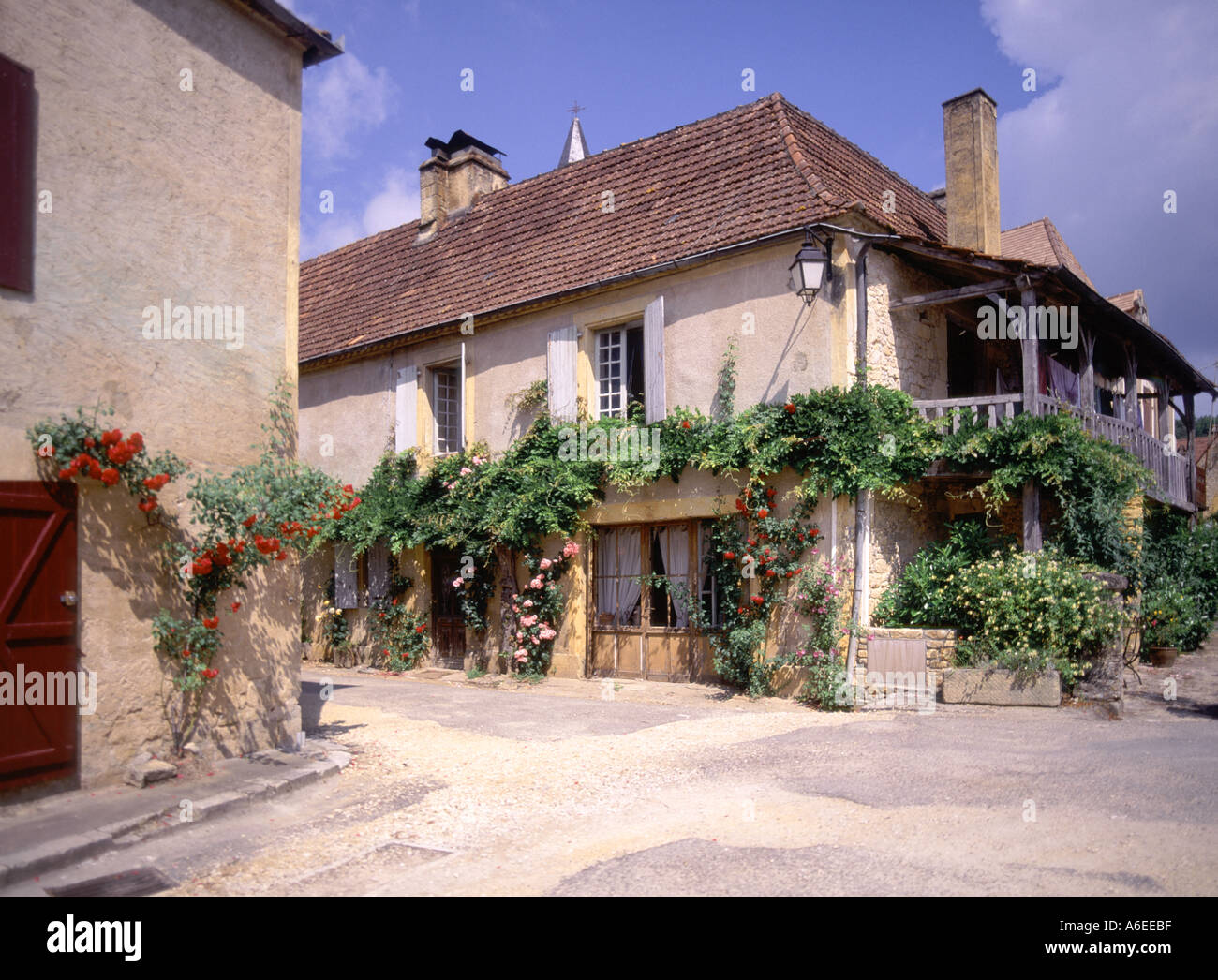 Französisches Dorf Pompon in Dordogne Perigord Blick auf typisch französisches ländliches Anwesen mit Haus- und Holzbalkonstruktur blauer Himmel sonniger Tag in Frankreich Stockfoto