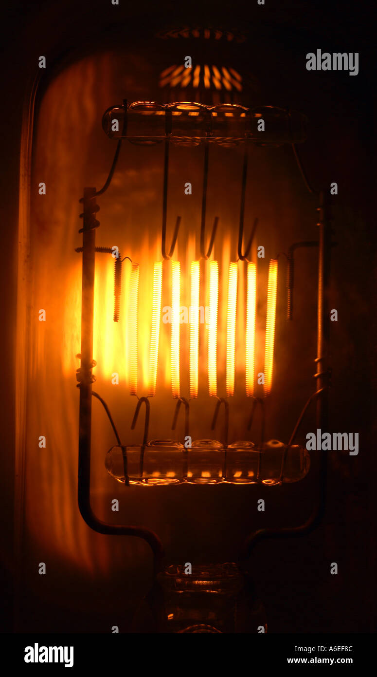 leuchtende Glühbirne filament Stockfoto
