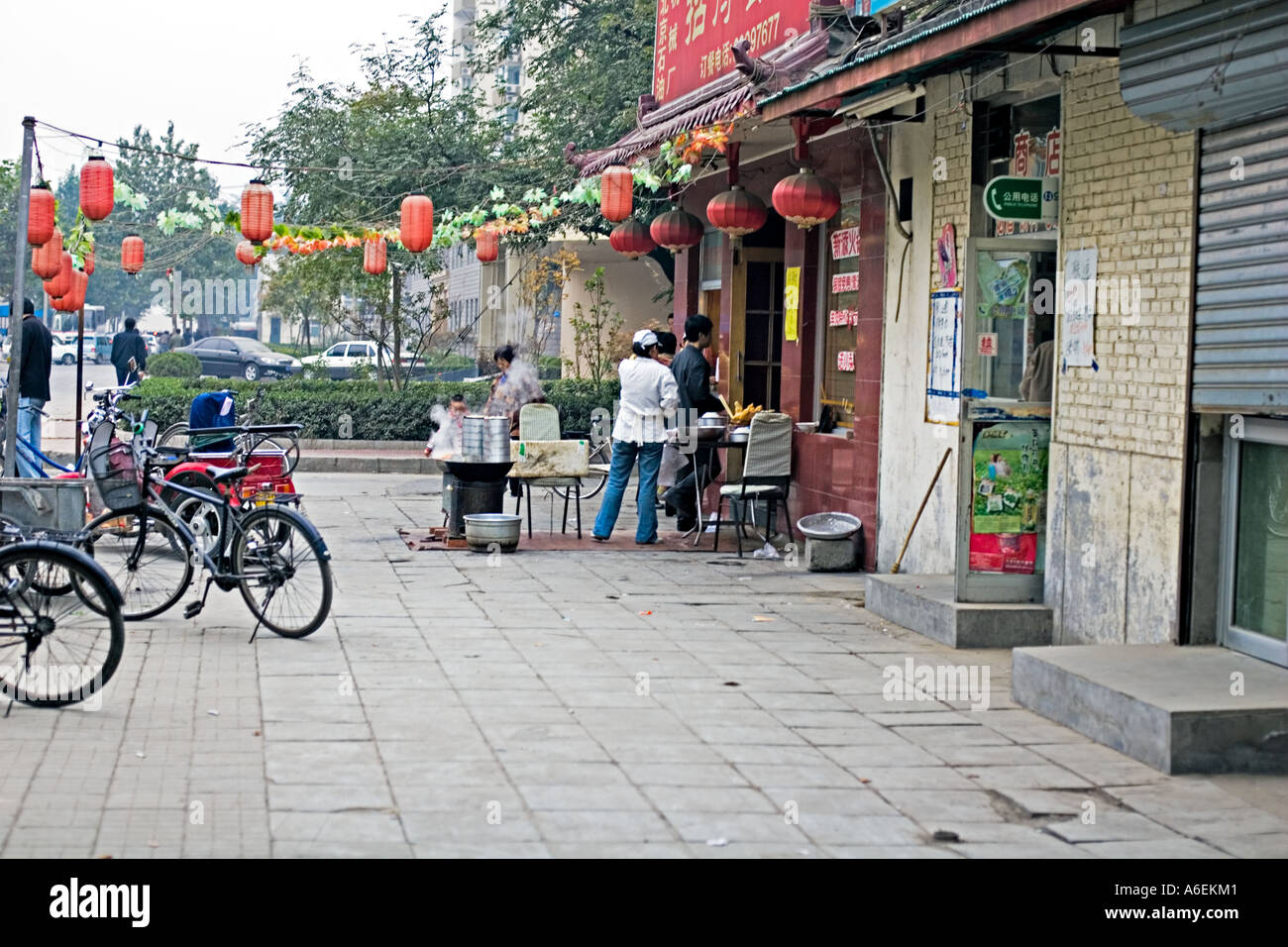 CHINA Peking winzig aber belebten Viertel Restaurant mit Köchen einrichten auf dem Bürgersteig um das Frühstück zuzubereiten Knödel gekochten Eiern Stockfoto