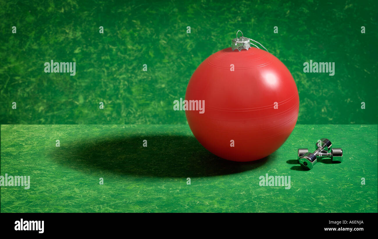 Gymnastikball als Weihnachtsbaum Dekoration mit Hanteln Stockfotografie -  Alamy