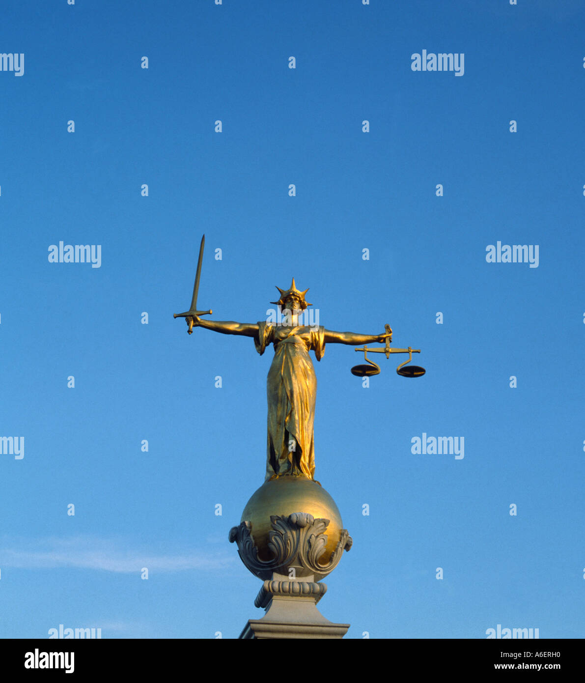 Die Dame mit der Waage der Gerechtigkeit Old Bailey Criminal Court London UK Stockfoto