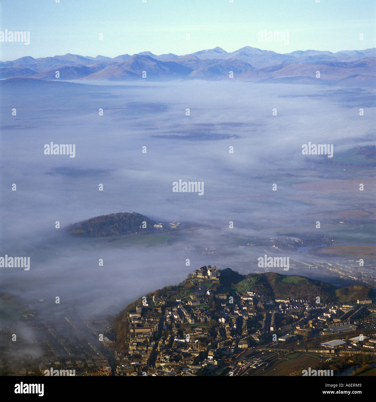 Nebel rund um Stirling Castle Schottland Luftbild Stockfoto