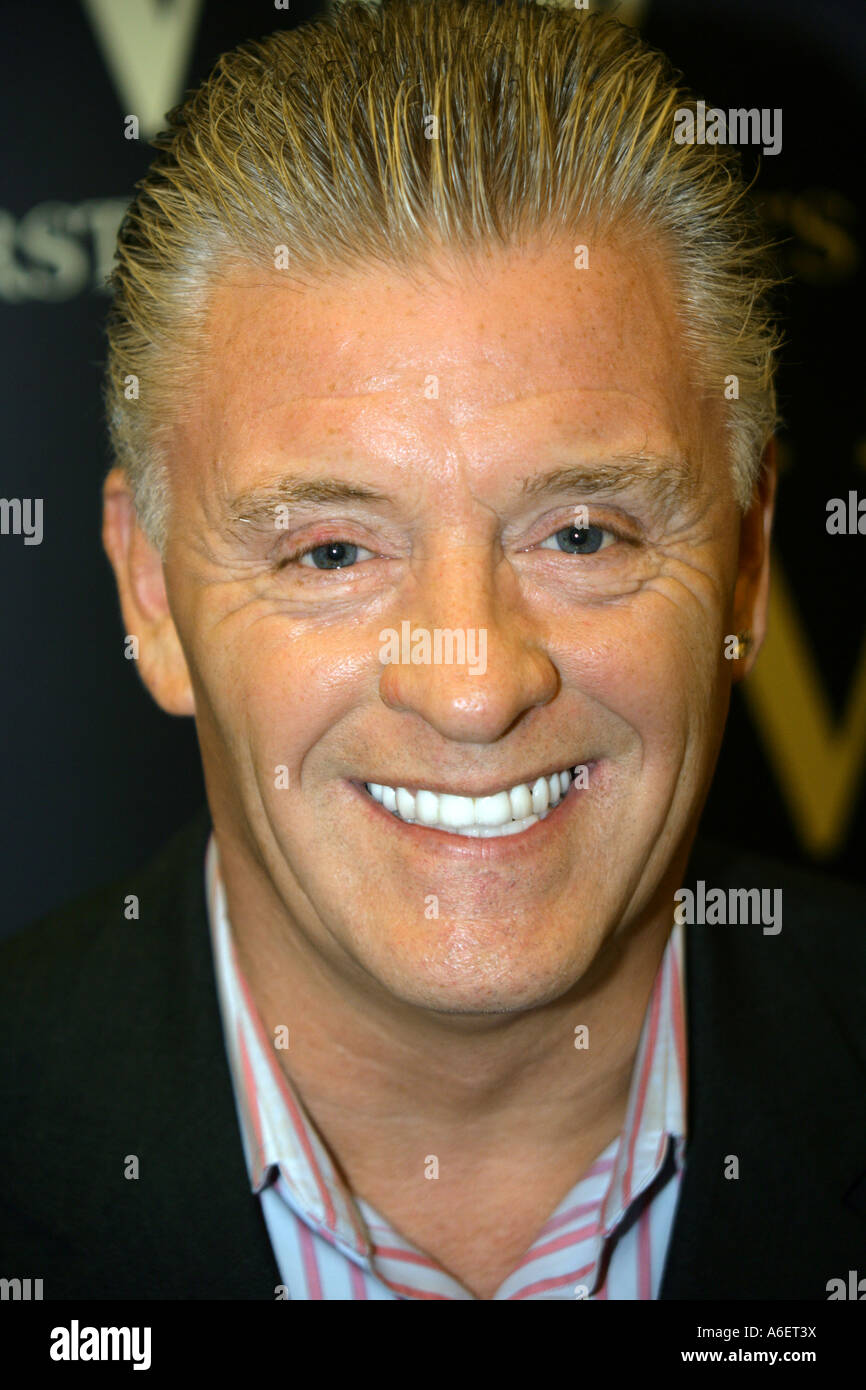 Star TV psychische Derek Acorah bei der Unterzeichnung seines Buches "Extreme psychische" Waterstone, Bluewater, Kent, England, UK Stockfoto