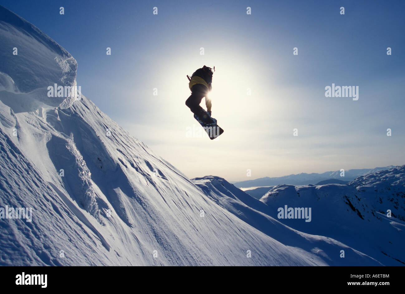 Snowboarder James Stentiford braucht, um die Luft im Eagles Crest Alaska USA, Stockfoto