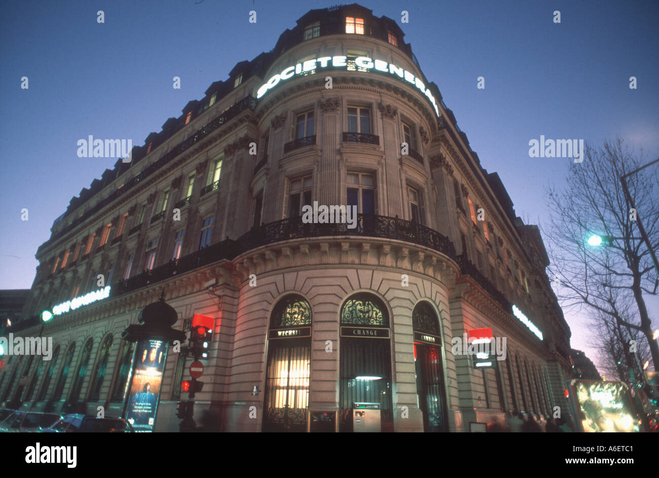 Paris, Frankreich, Unternehmensbüro Gebäude 'Societe Générale Banque' beleuchtet bei Night Business, Haussmann Architecture Stockfoto