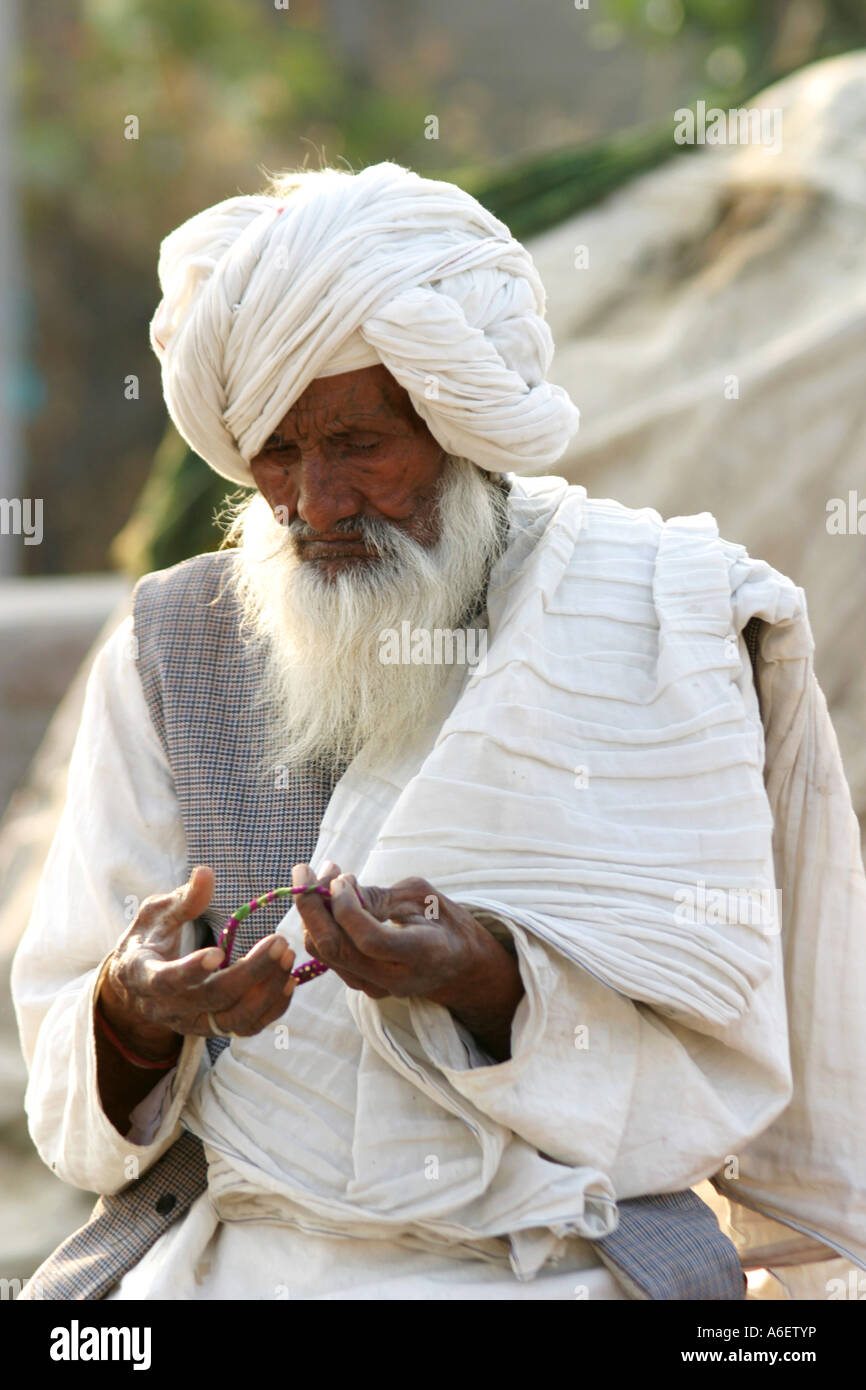 Ein Ältester die nomadischen Mir Stammesgruppe der Stammes-Leute in den kleinen Rann Of Kutch Gujarat Indien Stockfoto