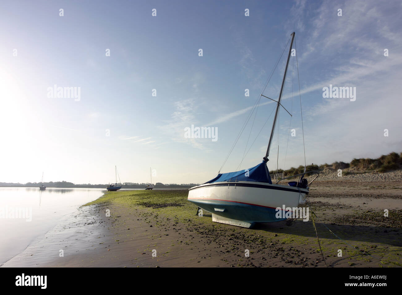 Gestrandete Yacht im Morgengrauen, Head East Beach, Sussex, England Stockfoto