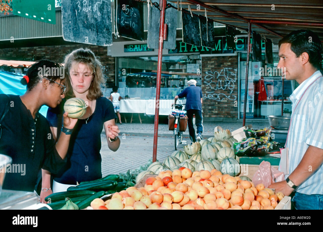 France Girls Shopping vielfältige französische weibliche Teenager im Outdoor Farmers Market auf der Straße Vendor, frisches Obst, Lebensmittelpreise, gesundes Essen Stockfoto