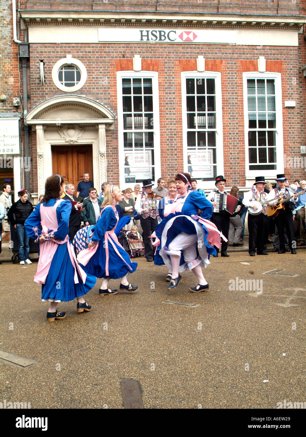 Frauen tragen ein Tradtional Pink und blau Clog Tänzer Custume auf einem Festival in England Stockfoto