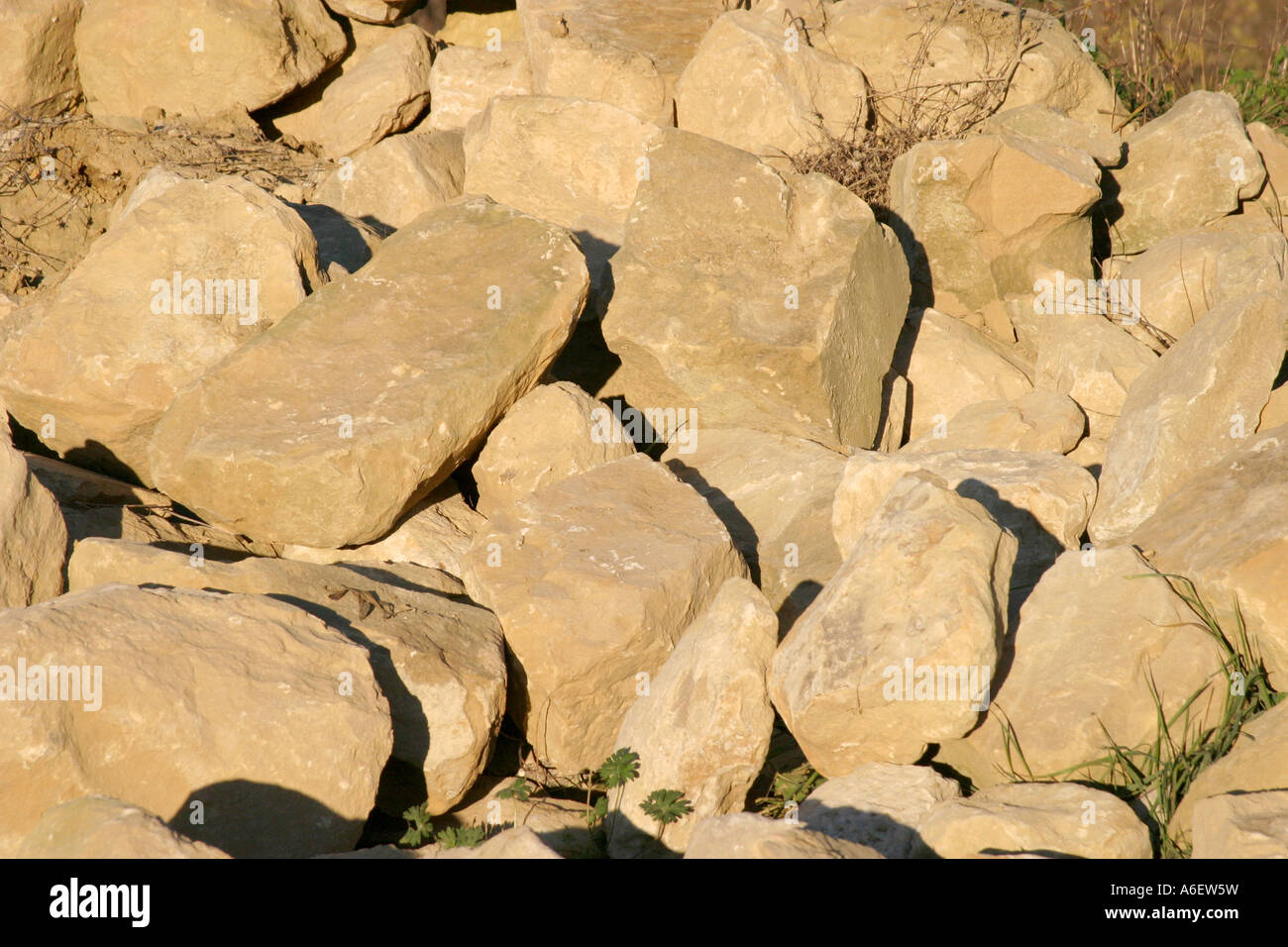 Haufen von alten Stein von Itaian Bauernhaus Ruine, Le Marche Italien gerettet Stockfoto