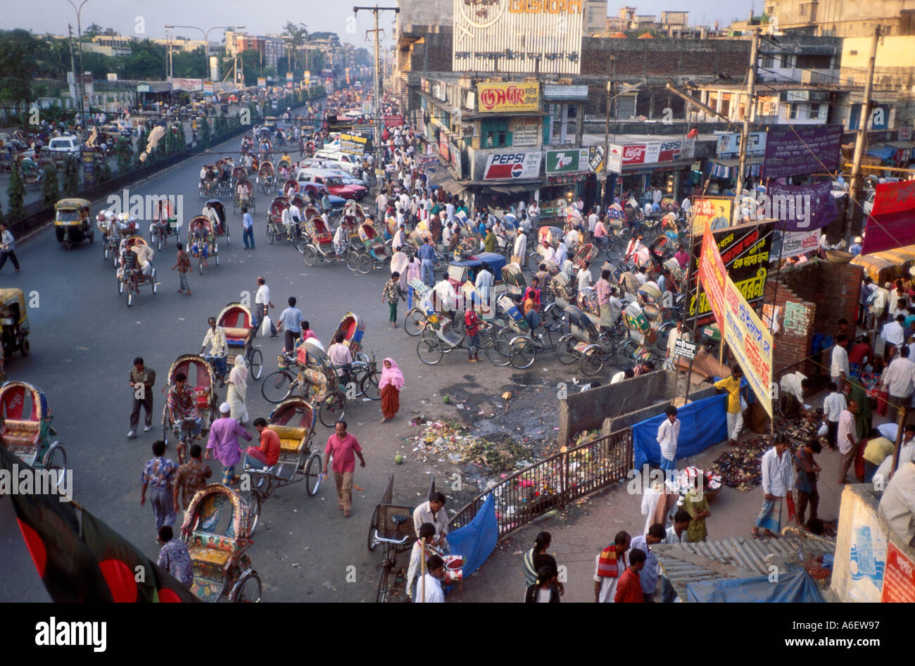 Geschäftige Straßenszene in der Hauptstadt. Dhaka, Bangladesch Stockfoto