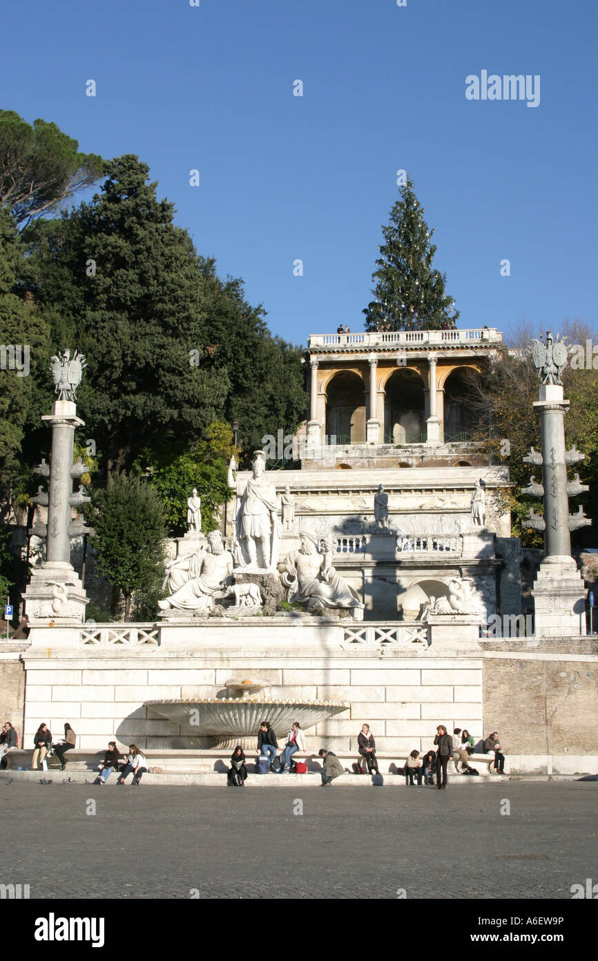 Marmorstufen führen von der eleganten Piazza del Popolo auf dem Pincio-Hügel befindet sich ein große Weihnachtsbaum. Rom Italien Stockfoto